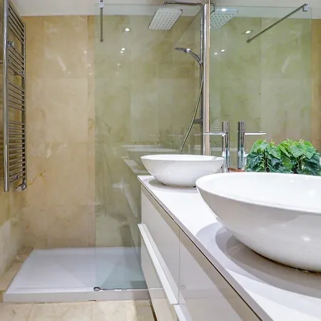 شقة Mediterraneo Seaview By Hello Homes